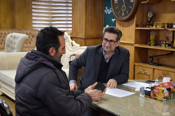 امیر تیموری، معاون استاندار و فرماندار ویژه میاندوآب در ادامه دیدارهای مردمی خود صبح امروز با شماری از شهروندان به صورت چهره‌به‌چهره دیدار و گفتگو کرد.