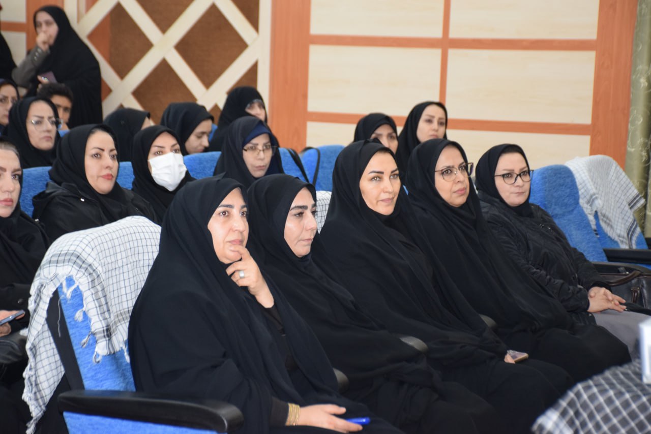 همزمان با هفته زن و ایام گرامیداشت زاد روز حضرت فاطمه(س) یادواره زنان شهیده شهرستان میاندوآب به منظور تجلیل از  مادران و همسران شهدای والامقام در سالن آمفی تئاتر فرمانداری برگزار شد+تصاویر