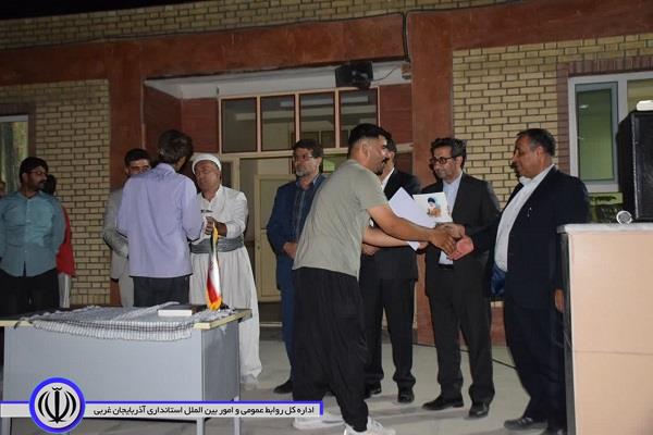 در آخرین روز از ایام گرامیداشت هفته دولت، 2 زمین چمن مصنوعی در مدارس روستایی میاندوآب با حضور معاونت توسعه مدیریت و منابع استاندار آذربایجانغربی،افتتاح و مورد بهره برداری قرار گرفت.