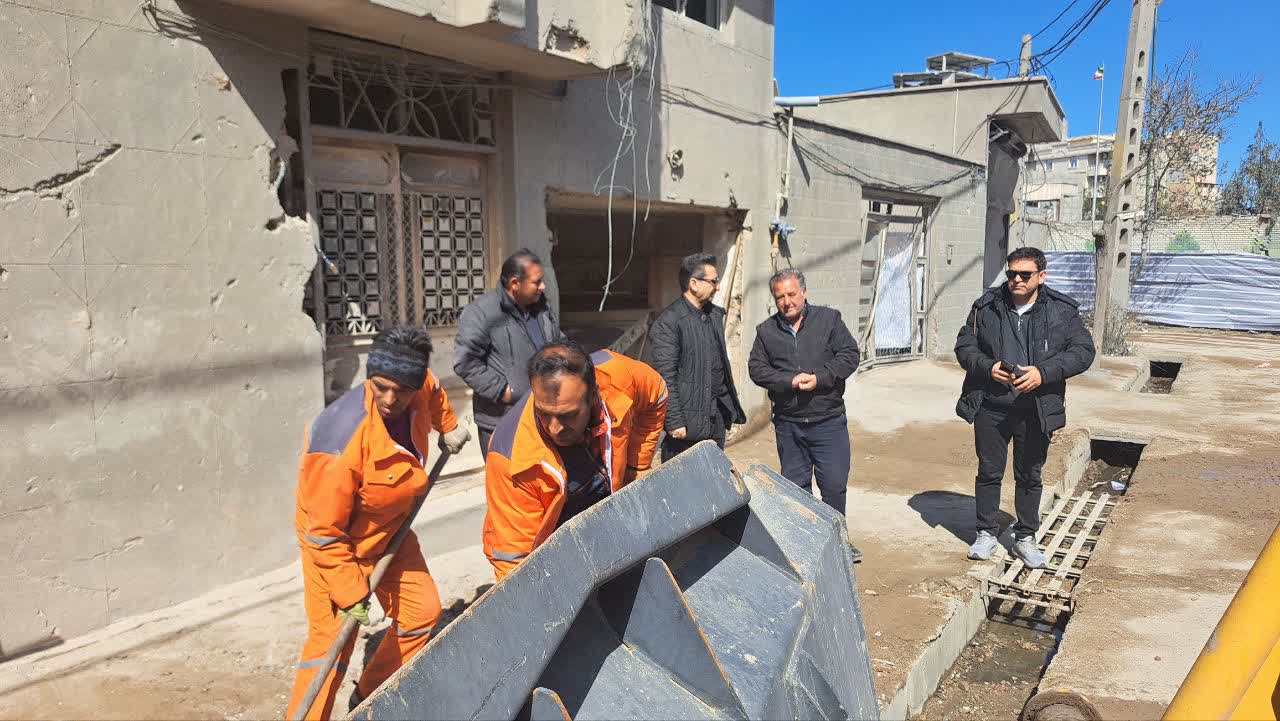 معاون استاندار و فرماندار ویژه میاندوآب به منظور بررسی روند  آواربرداری، با حضور در مناطق حادثه دیده از حمله هوایی آمریکایی-صهیونی،  از منازل تخریب شده تعدادی از شهروندان بازدید کرد