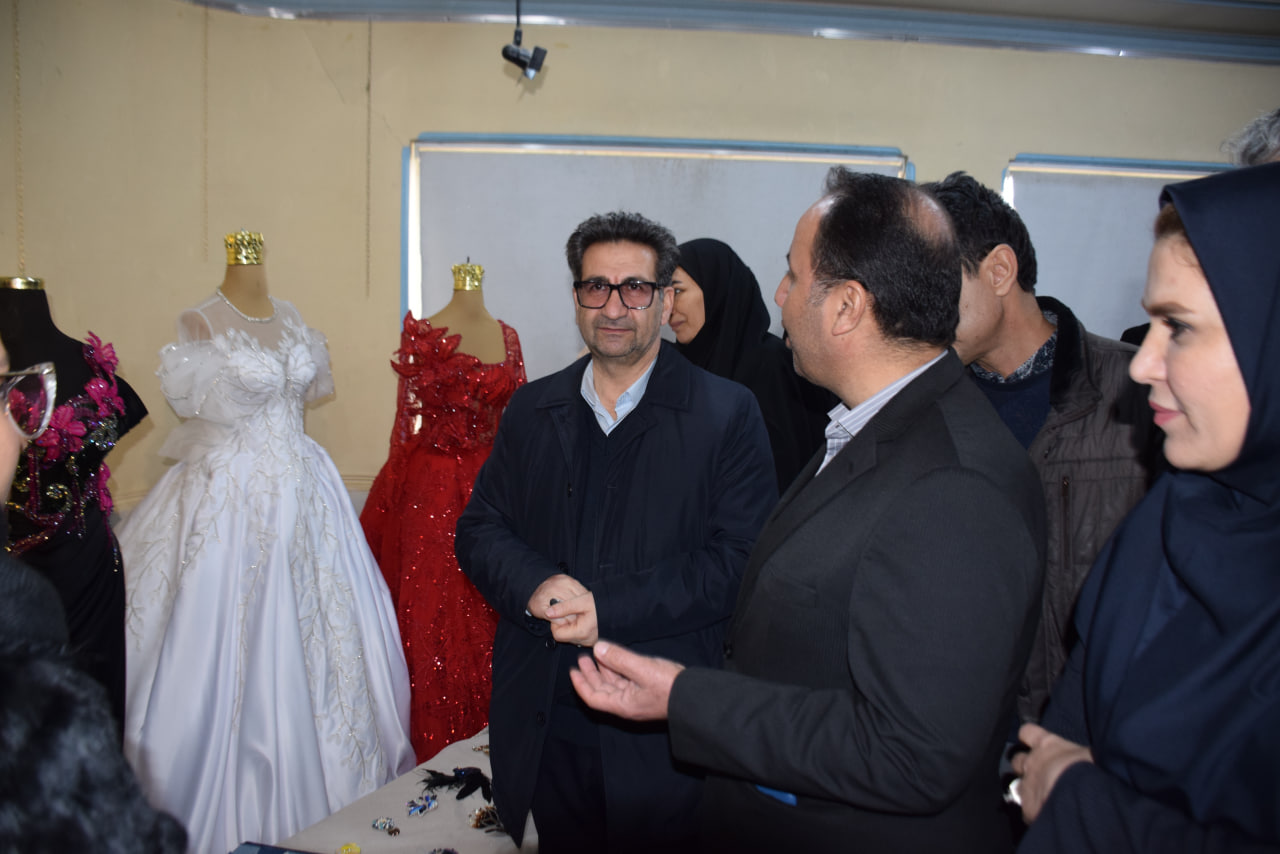 به مناسبت گرامیداشت دهه فجر، نمایشگاه جلوه های انقلاب در هنر با حضور امیر تیموری، معاون استاندار و فرماندار ویژه میاندوآب و حسن شریفی، مدیرکل آموزش فنی و حرفه‌ای استان آذربایجان غربی آغاز بکار کرد