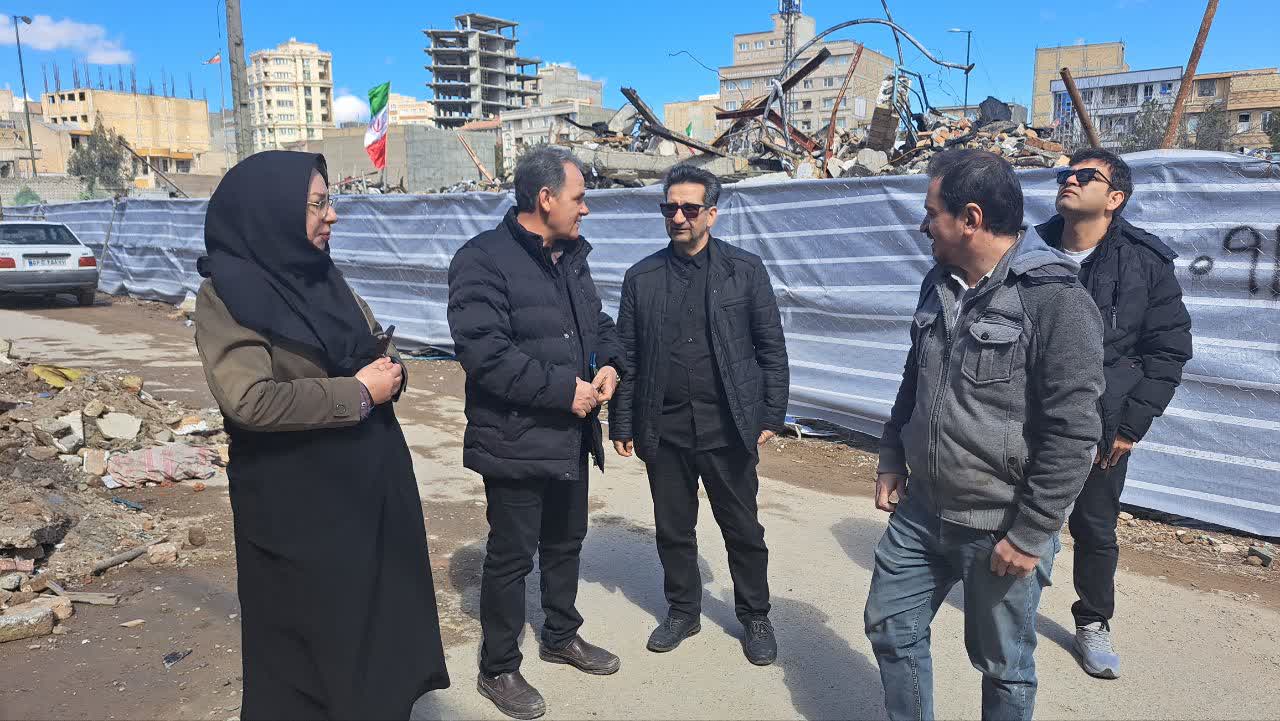 معاون استاندار و فرماندار ویژه میاندوآب به منظور بررسی روند  آواربرداری، با حضور در مناطق حادثه دیده از حمله هوایی آمریکایی-صهیونی،  از منازل تخریب شده تعدادی از شهروندان بازدید کرد