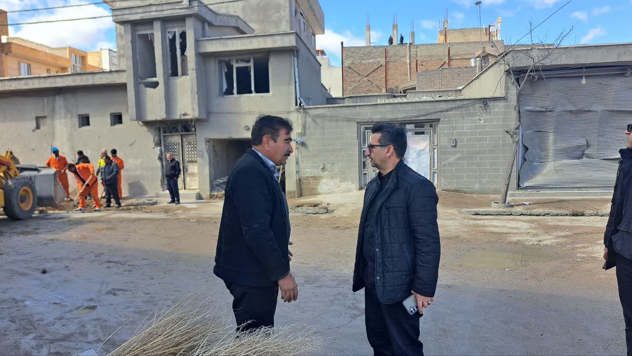 معاون استاندار و فرماندار ویژه میاندوآب به منظور بررسی روند  آواربرداری، با حضور در مناطق حادثه دیده از حمله هوایی آمریکایی-صهیونی،  از منازل تخریب شده تعدادی از شهروندان بازدید کرد