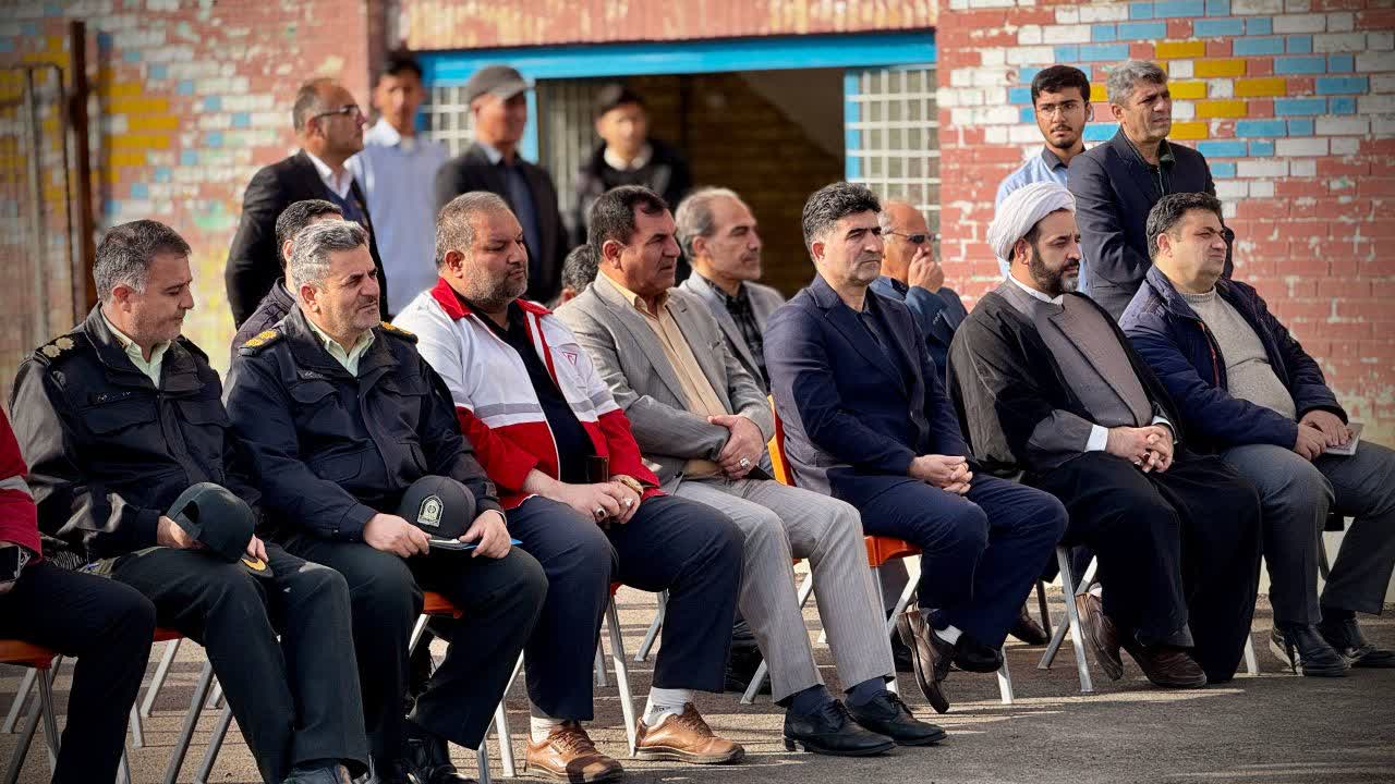 مانور سراسری زلزله به صورت نمادین در دبیرستان شهید فروغی میاندوآب با حضور رسول ملکی، معاون هماهنگی امور عمرانی فرماندار و جمعی از مسئولان شهرستان برگزار شد