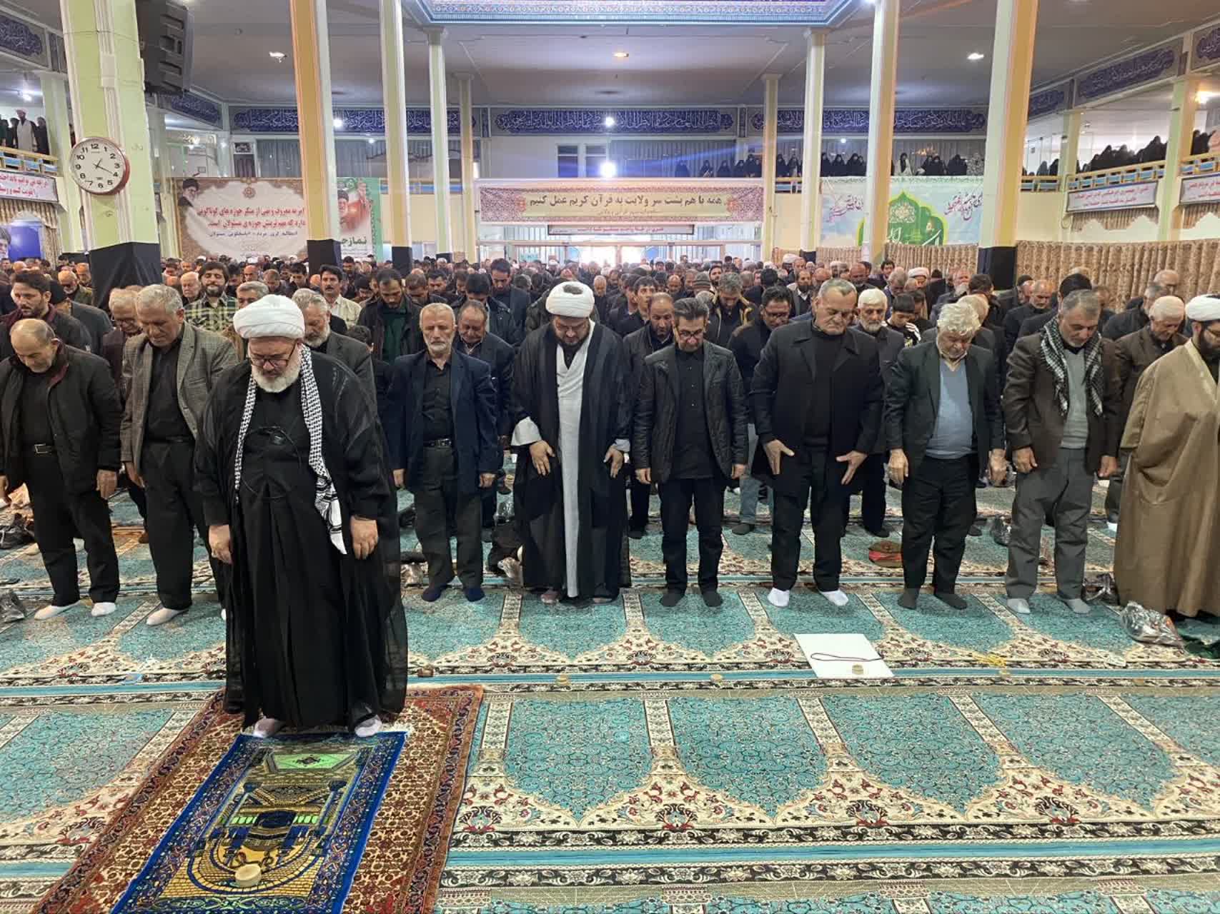 امیر تیموری، معاون استاندار و فرماندار ویژه میاندوآب در آخرین نماز جمعه ماه مبارک رمضان  حضور یافت