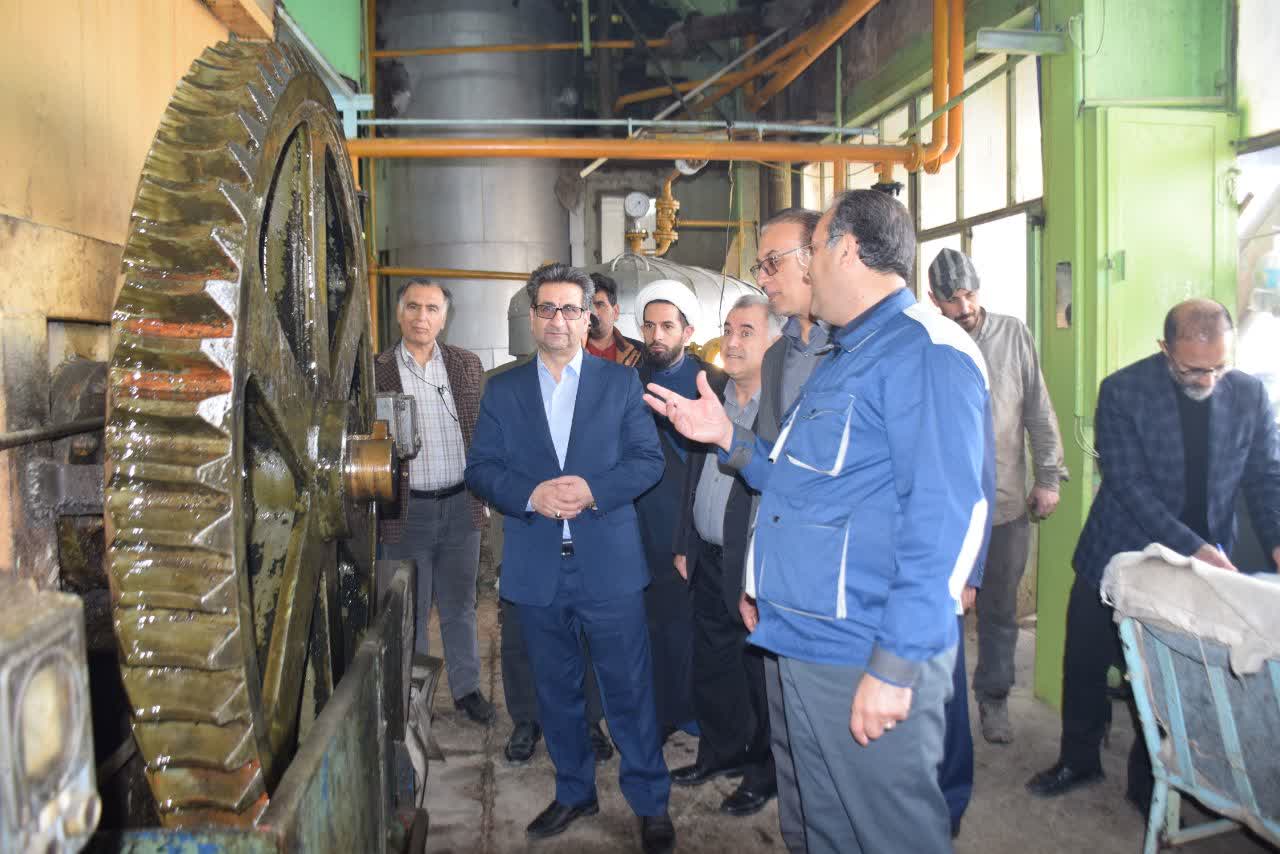 معاون استاندار و فرماندار ویژه میاندوآب به منظور بررسی روند خریداری و عیار سنجی چغندرقند، خط تولید ونحوه عرضه محصول به بازار مصرف از کارخانه قند پانیذفام بازدید کرد
