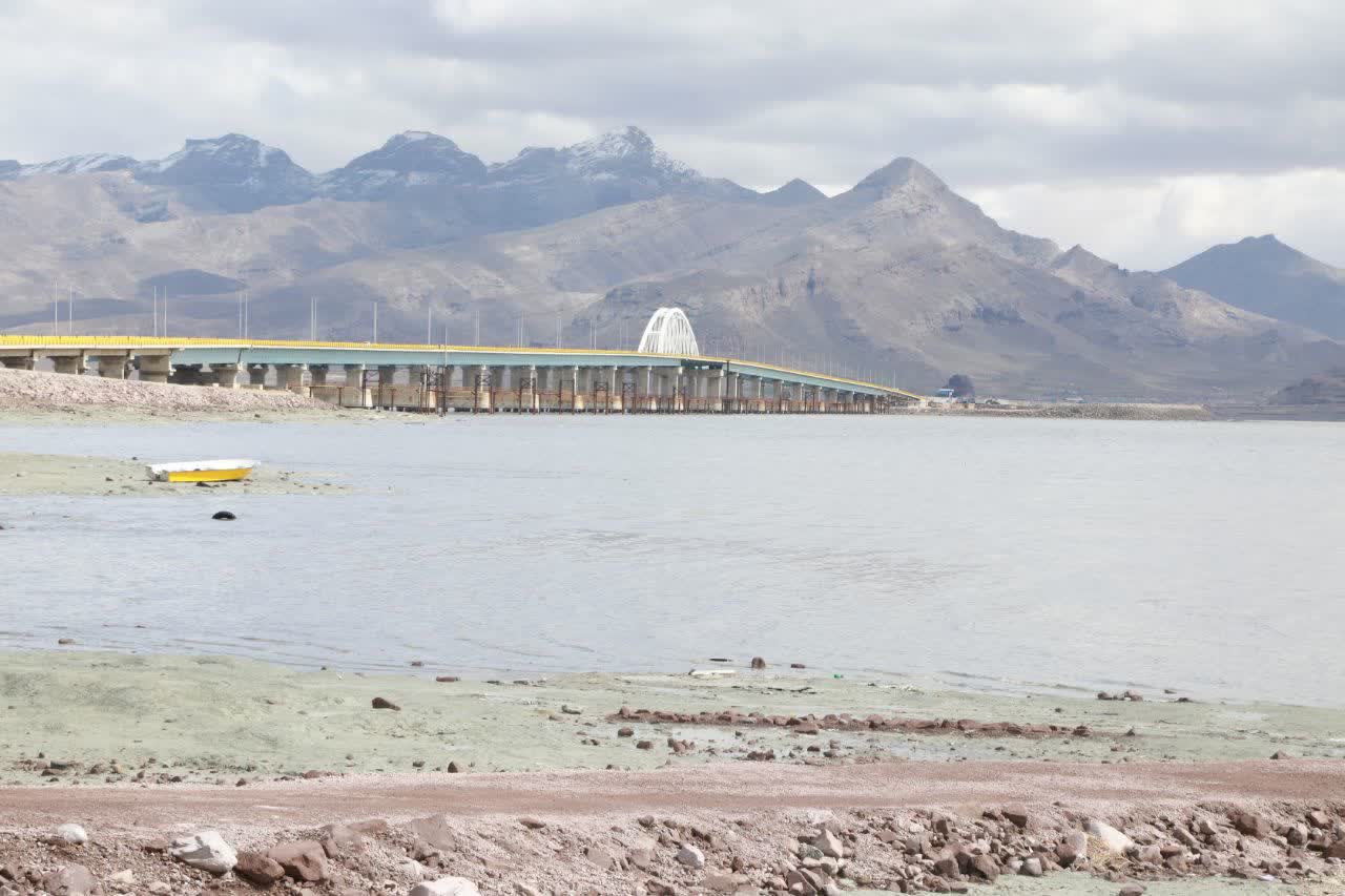 بازدید معاون رئیس‌جمهور و استاندار آذربایجان‌غربی از آخرین وضعیت دریاچه ارومیه