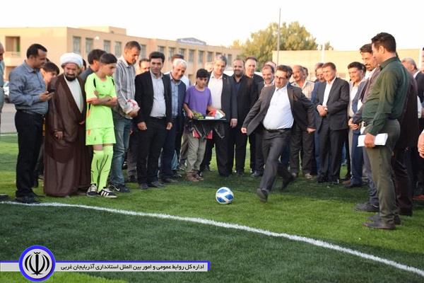 در آخرین روز از ایام گرامیداشت هفته دولت، 2 زمین چمن مصنوعی در مدارس روستایی میاندوآب با حضور معاونت توسعه مدیریت و منابع استاندار آذربایجانغربی،افتتاح و مورد بهره برداری قرار گرفت.