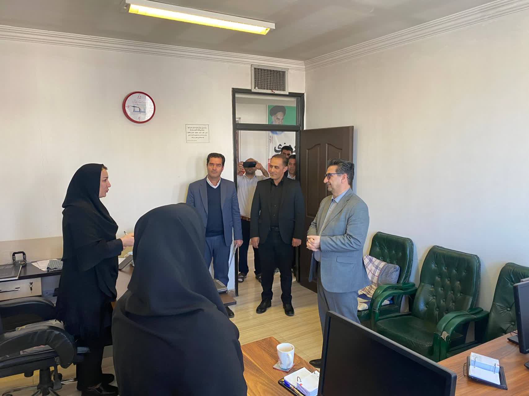 فرماندار میاندوآب باهدف ارزیابی عملکرد، نحوه خدمات رسانی و تکریم ارباب رجوع بصورت سرزده از اداره تعاون روستایی بازدید کرد