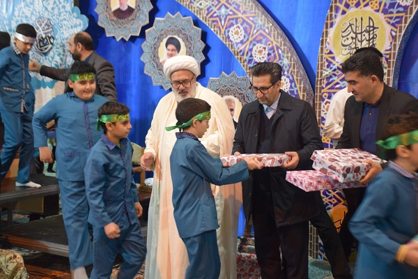 همایش معنوی "قرآن؛ نقشه راه انقلاب تا ظهور" با هدف انس با قرآن، تقویت وحدت ملی و محکومیت هتک حرمت به ساحت مقدس این کتاب آسمانی در مصلای امام خمینی (ره) میاندوآب برگزار شد