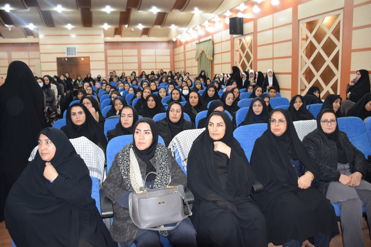 همزمان با هفته زن و ایام گرامیداشت زاد روز حضرت فاطمه(س) یادواره زنان شهیده شهرستان میاندوآب به منظور تجلیل از  مادران و همسران شهدای والامقام در سالن آمفی تئاتر فرمانداری برگزار شد+تصاویر