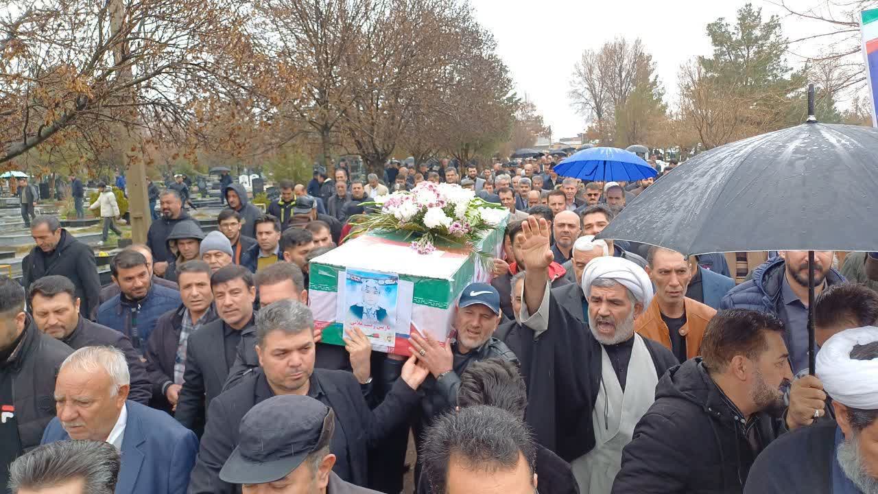 پیکر مطهر شهیده 12 ساله «نازنین زینب ملائی» با حضور بی نظیر و با شکوه مردم انقلابی و شهیدپرور میاندوآب تشییع شد