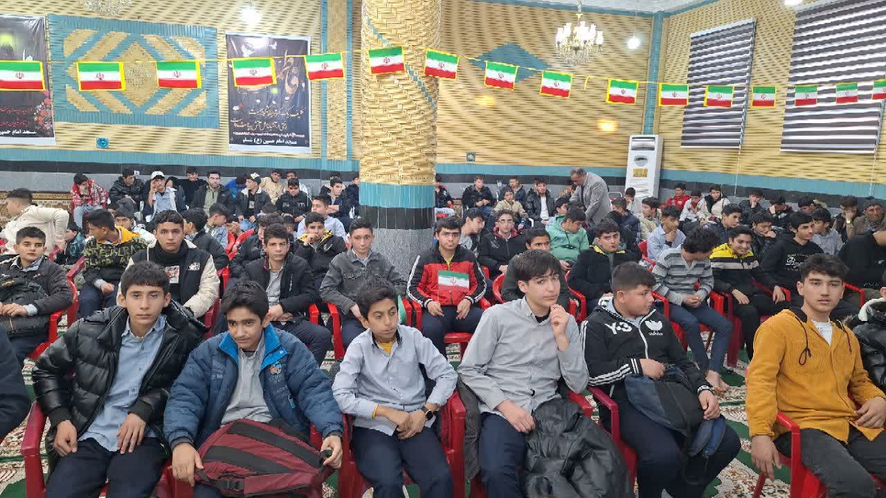 مراسم جشن  انقلاب و میز خدمت محله محور با حضورفرماندار ویژه میاندوآب، در مسجد امام حسین(ع) روستای شبیلو برگزار شد