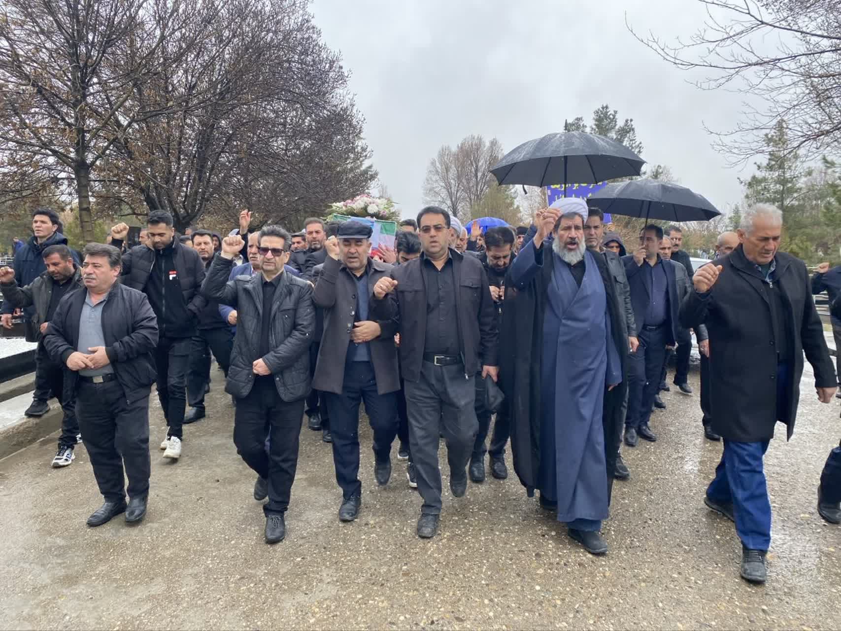 پیکر مطهر شهیده 12 ساله «نازنین زینب ملائی» با حضور بی نظیر و با شکوه مردم انقلابی و شهیدپرور میاندوآب تشییع شد