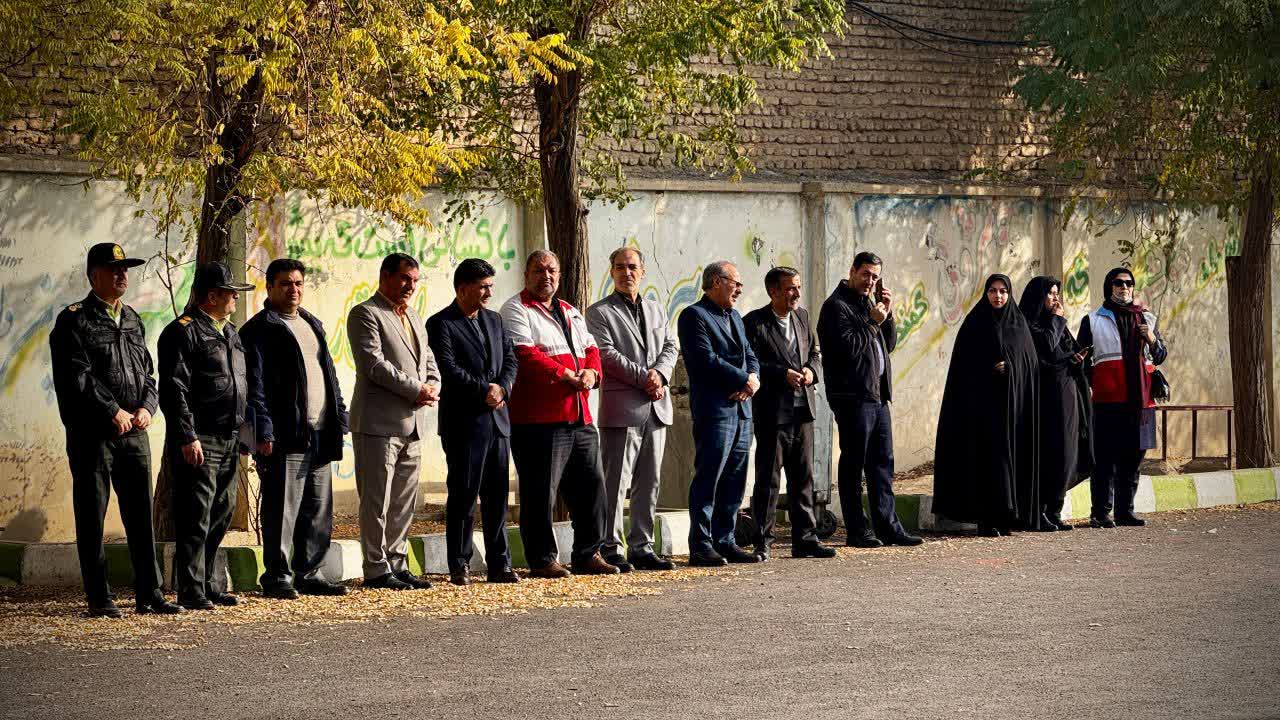 مانور سراسری زلزله به صورت نمادین در دبیرستان شهید فروغی میاندوآب با حضور رسول ملکی، معاون هماهنگی امور عمرانی فرماندار و جمعی از مسئولان شهرستان برگزار شد