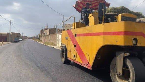 امیر تیموری، معاون استاندار و فرماندار ویژه میاندوآب به منظور بررسی روند اجرای پروژههای عمرانی، از پروژه آسفالت ریزی معابر روستای چلیک از توابع بخش للکلو بازدید کرد