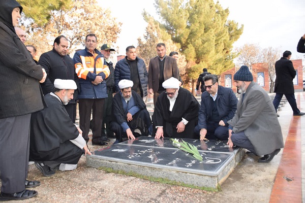 تجدید میثاق مسئولان شهرستان میاندوآب با شهدا در اولین روز از ایام گرامیداشت دهه فجر