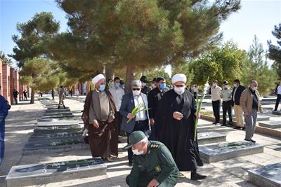 غبارروبی مزار شهدا به مناسبت چهلمین سالگرد دفاع مقدس