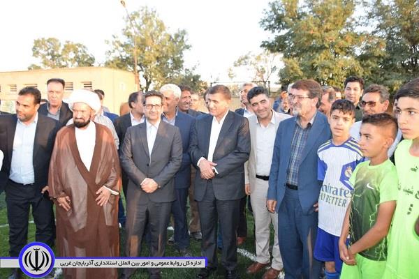 در آخرین روز از ایام گرامیداشت هفته دولت، 2 زمین چمن مصنوعی در مدارس روستایی میاندوآب با حضور معاونت توسعه مدیریت و منابع استاندار آذربایجانغربی،افتتاح و مورد بهره برداری قرار گرفت.