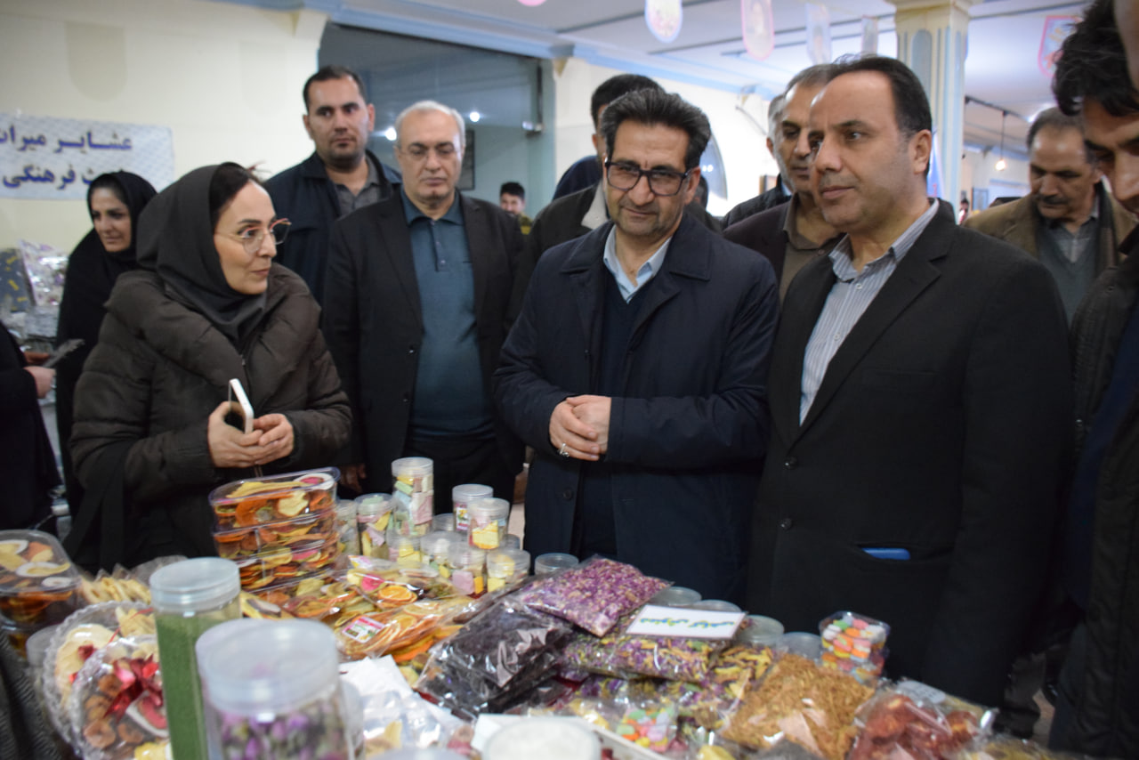 به مناسبت گرامیداشت دهه فجر، نمایشگاه جلوه های انقلاب در هنر با حضور امیر تیموری، معاون استاندار و فرماندار ویژه میاندوآب و حسن شریفی، مدیرکل آموزش فنی و حرفه‌ای استان آذربایجان غربی آغاز بکار کرد