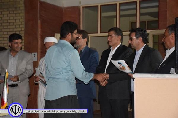 در آخرین روز از ایام گرامیداشت هفته دولت، 2 زمین چمن مصنوعی در مدارس روستایی میاندوآب با حضور معاونت توسعه مدیریت و منابع استاندار آذربایجانغربی،افتتاح و مورد بهره برداری قرار گرفت.