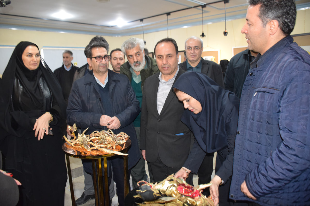 به مناسبت گرامیداشت دهه فجر، نمایشگاه جلوه های انقلاب در هنر با حضور امیر تیموری، معاون استاندار و فرماندار ویژه میاندوآب و حسن شریفی، مدیرکل آموزش فنی و حرفه‌ای استان آذربایجان غربی آغاز بکار کرد