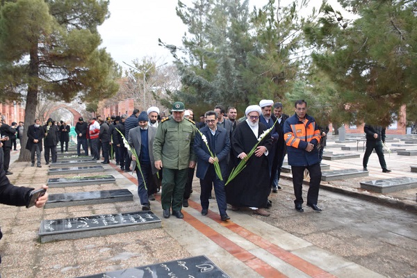 تجدید میثاق مسئولان شهرستان میاندوآب با شهدا در اولین روز از ایام گرامیداشت دهه فجر