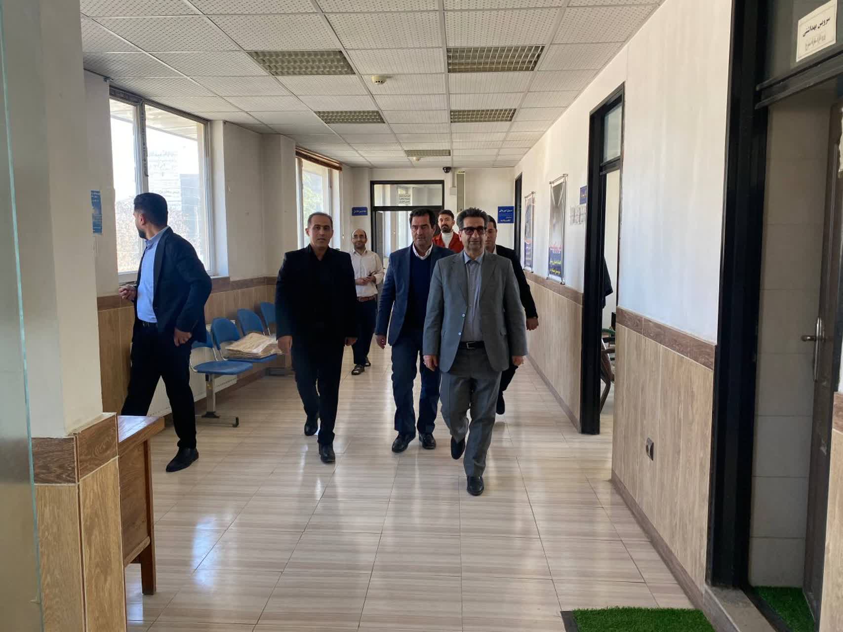 فرماندار میاندوآب باهدف ارزیابی عملکرد، نحوه خدمات رسانی و تکریم ارباب رجوع بصورت سرزده از اداره تعاون روستایی بازدید کرد