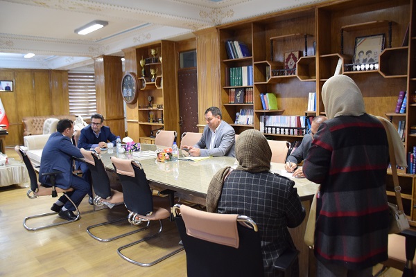 امیر تیموری، معاون استاندار و فرماندار ویژه میاندوآب در ادامه دیدارهای مردمی خود صبح امروز با شماری از شهروندان به صورت چهره‌به‌چهره دیدار و گفتگو کرد.