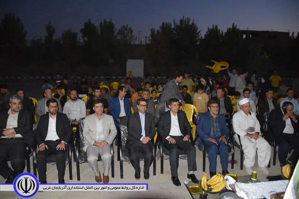 در آخرین روز از ایام گرامیداشت هفته دولت، 2 زمین چمن مصنوعی در مدارس روستایی میاندوآب با حضور معاونت توسعه مدیریت و منابع استاندار آذربایجانغربی،افتتاح و مورد بهره برداری قرار گرفت.