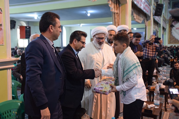 همایش معنوی "قرآن؛ نقشه راه انقلاب تا ظهور" با هدف انس با قرآن، تقویت وحدت ملی و محکومیت هتک حرمت به ساحت مقدس این کتاب آسمانی در مصلای امام خمینی (ره) میاندوآب برگزار شد