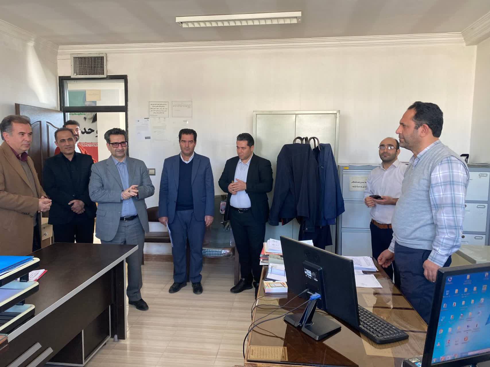 فرماندار میاندوآب باهدف ارزیابی عملکرد، نحوه خدمات رسانی و تکریم ارباب رجوع بصورت سرزده از اداره تعاون روستایی بازدید کرد