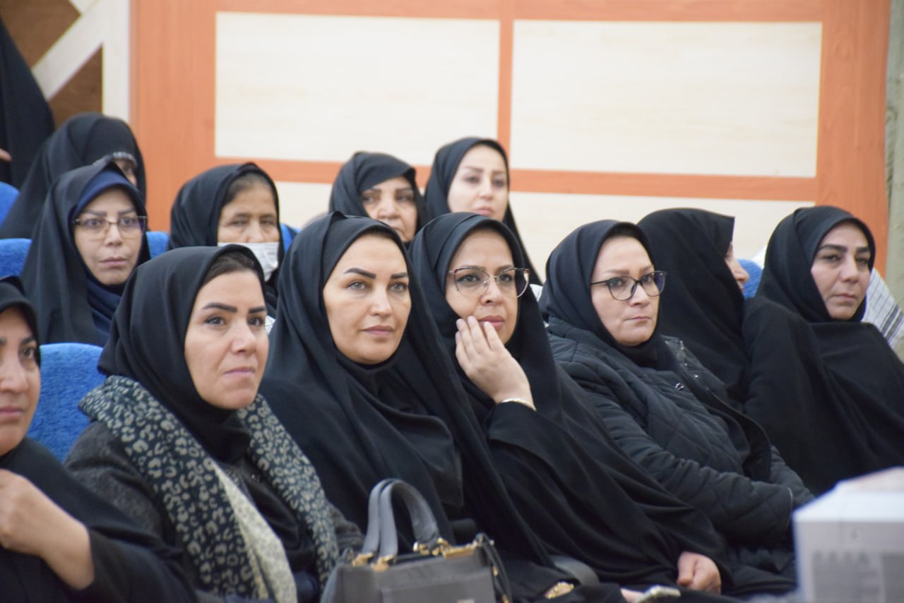 همزمان با هفته زن و ایام گرامیداشت زاد روز حضرت فاطمه(س) یادواره زنان شهیده شهرستان میاندوآب به منظور تجلیل از  مادران و همسران شهدای والامقام در سالن آمفی تئاتر فرمانداری برگزار شد+تصاویر