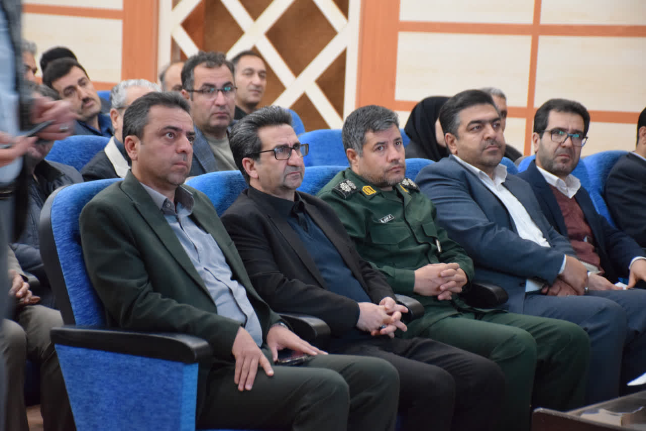 همایش گرامیداشت روز جهانی خاک در شهرستان میاندوآب با حضور فرماندار و جمعی از مسئولان، کارشناسان و بهره‌برداران بخش کشاورزی در سالن آمفی تئاتر فرمانداری برگزار شد+تصاویر