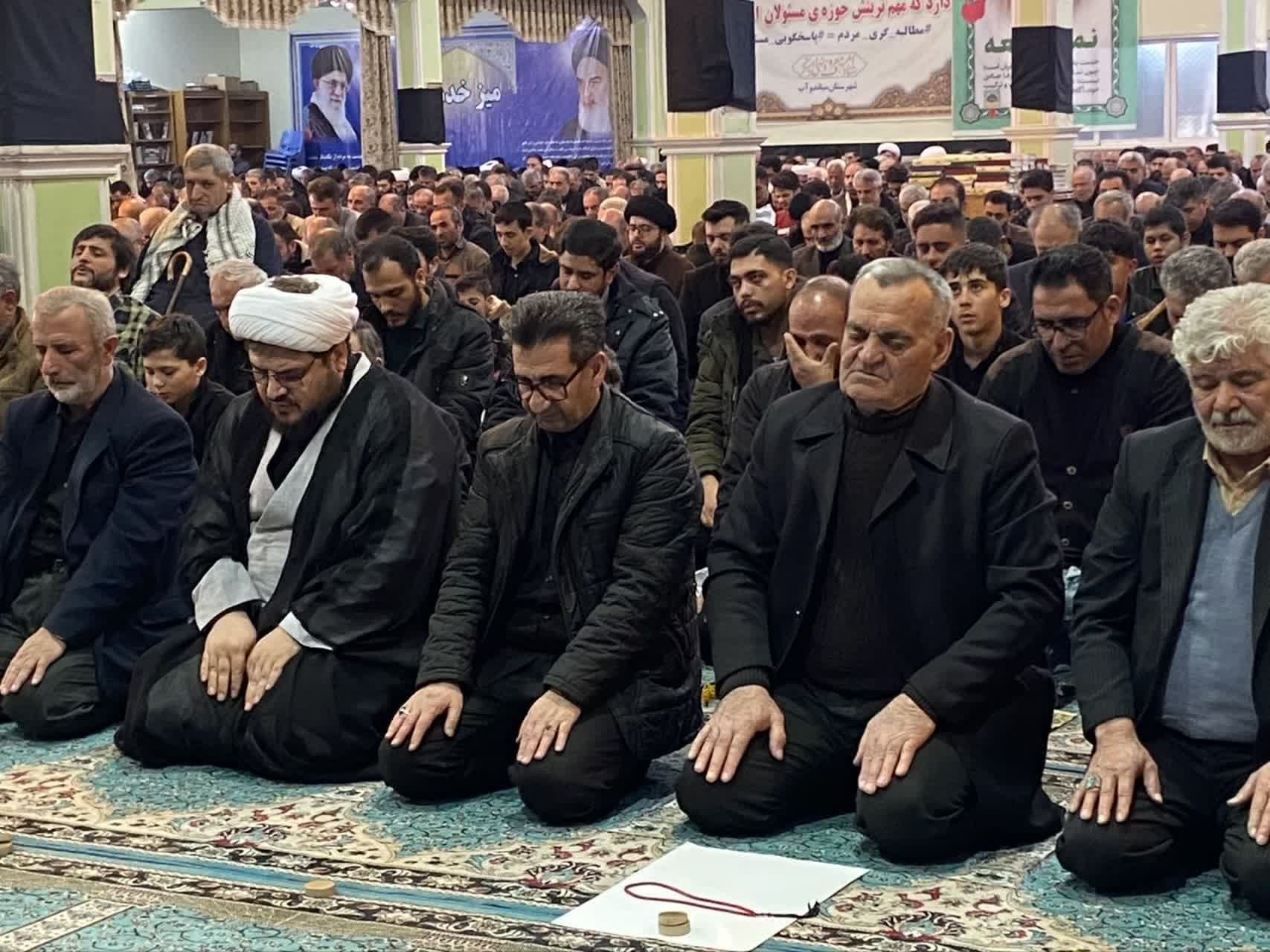 امیر تیموری، معاون استاندار و فرماندار ویژه میاندوآب در آخرین نماز جمعه ماه مبارک رمضان  حضور یافت