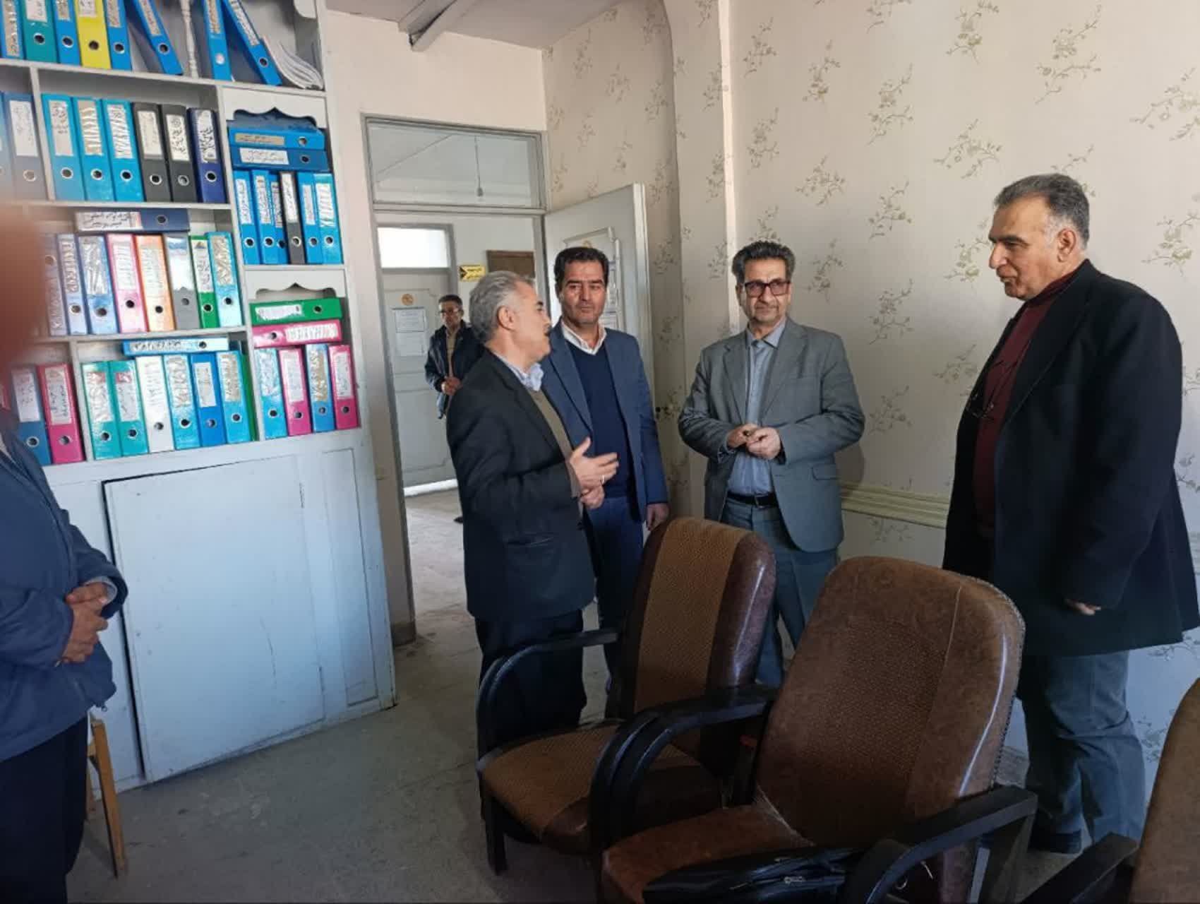 بازدیدسرزده فرماندار میاندوآب از جهادکشاورزی+ تصاویر