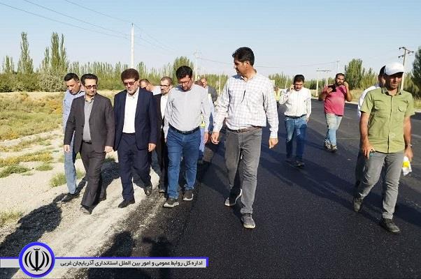 فرماندار ویژه میاندوآب همراه با علی احمدی، نماینده مردم شریف شهرستانهای میاندوآب، باروق و چهاربرج در مجلس شورای اسلامی از روند اجرای پروژه ساماندهی ورودی شهر بکتاش بازدید کرد