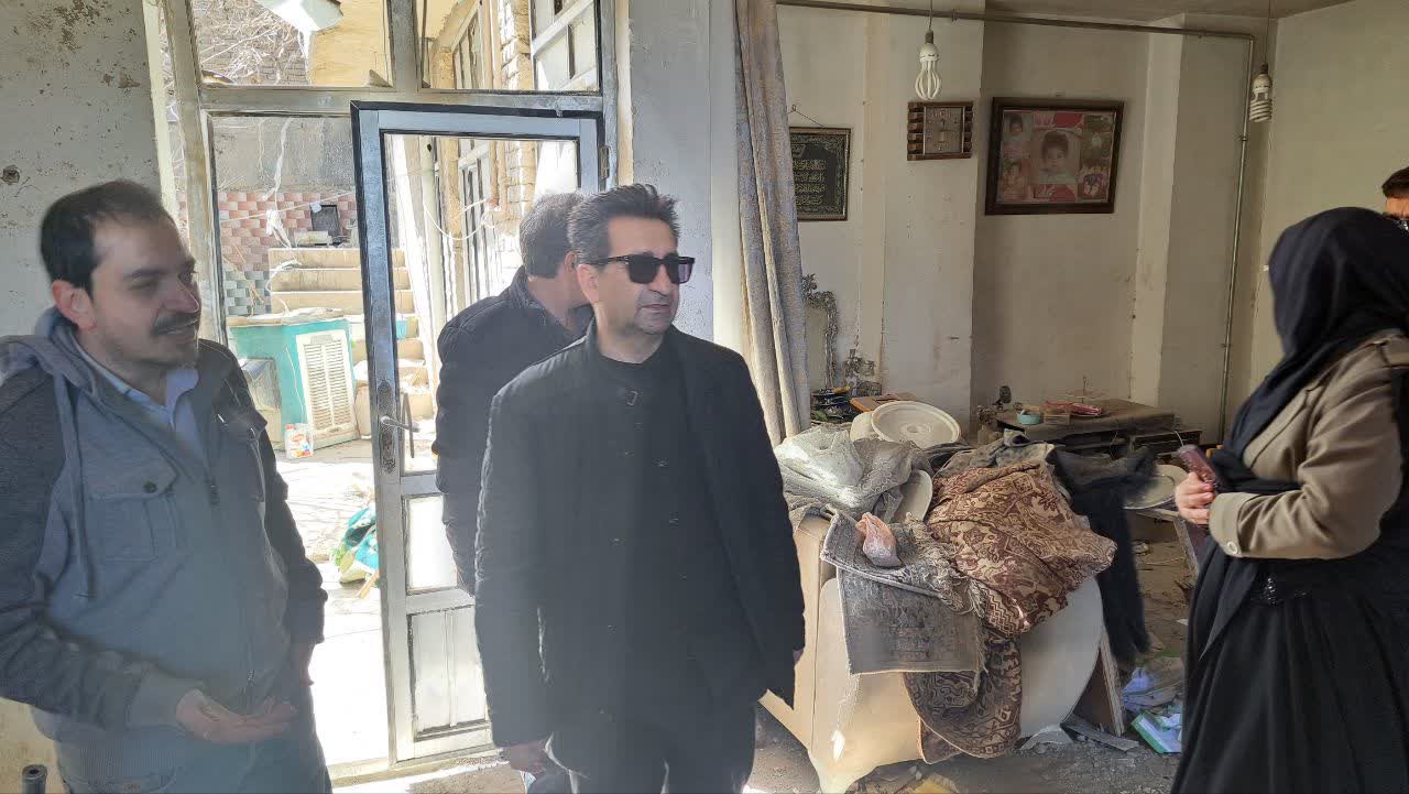 معاون استاندار و فرماندار ویژه میاندوآب به منظور بررسی روند  آواربرداری، با حضور در مناطق حادثه دیده از حمله هوایی آمریکایی-صهیونی،  از منازل تخریب شده تعدادی از شهروندان بازدید کرد