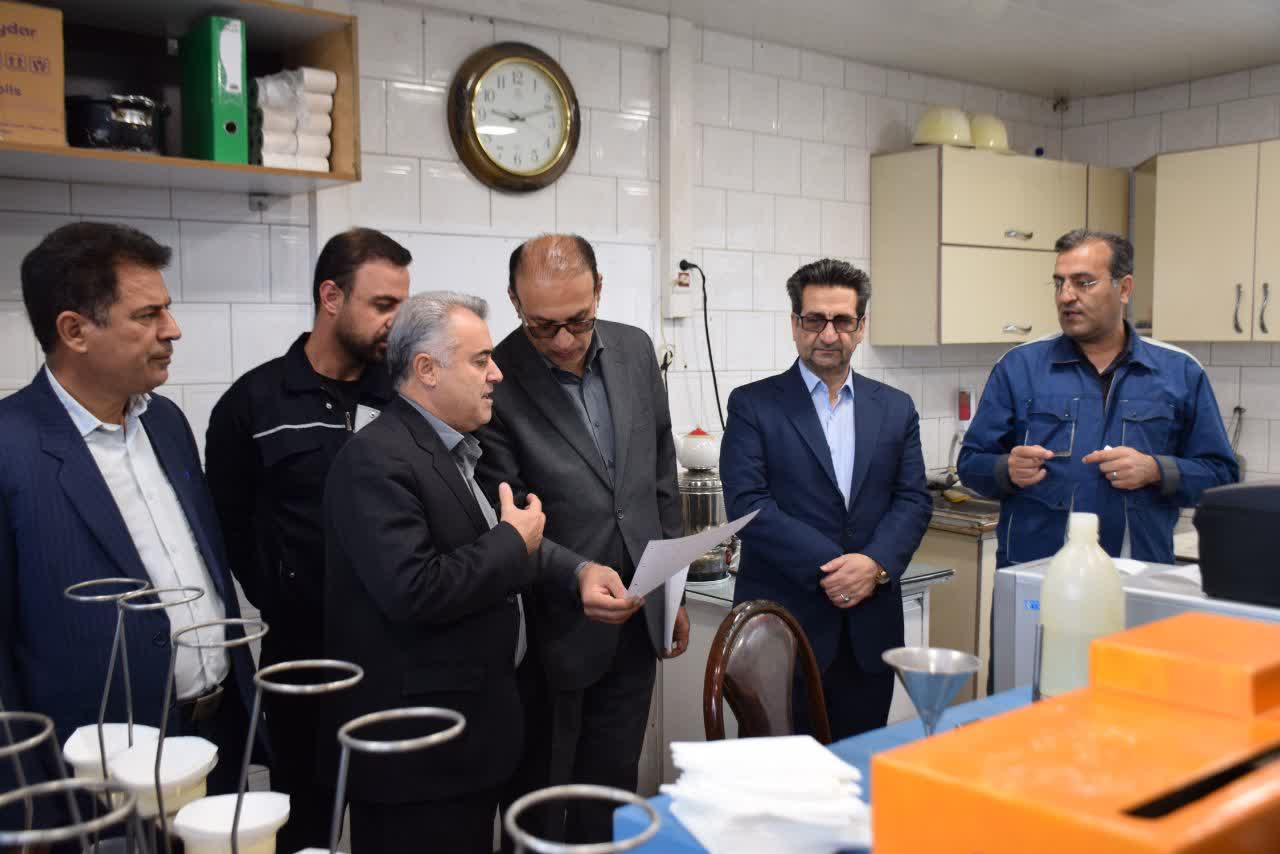 معاون استاندار و فرماندار ویژه میاندوآب به منظور بررسی روند خریداری و عیار سنجی چغندرقند، خط تولید ونحوه عرضه محصول به بازار مصرف از کارخانه قند پانیذفام بازدید کرد