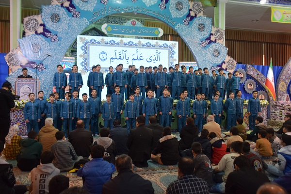 همایش معنوی "قرآن؛ نقشه راه انقلاب تا ظهور" با هدف انس با قرآن، تقویت وحدت ملی و محکومیت هتک حرمت به ساحت مقدس این کتاب آسمانی در مصلای امام خمینی (ره) میاندوآب برگزار شد