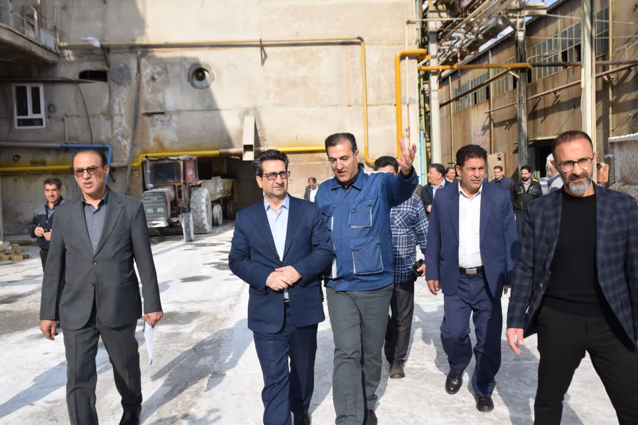 معاون استاندار و فرماندار ویژه میاندوآب به منظور بررسی روند خریداری و عیار سنجی چغندرقند، خط تولید ونحوه عرضه محصول به بازار مصرف از کارخانه قند پانیذفام بازدید کرد