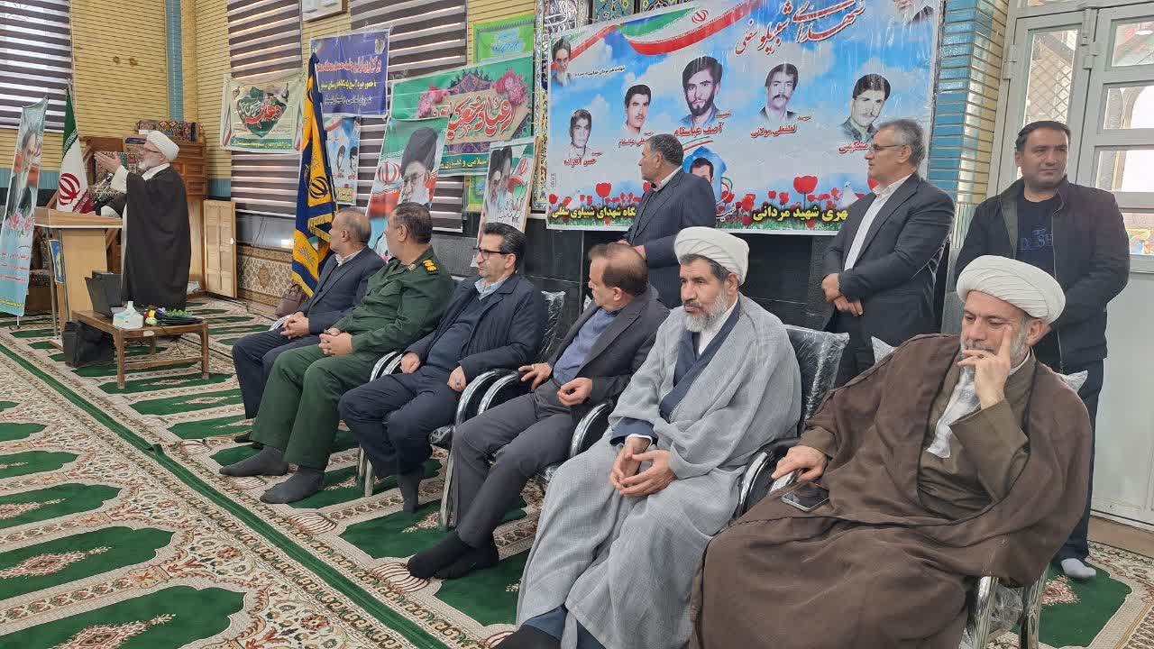 مراسم جشن  انقلاب و میز خدمت محله محور با حضورفرماندار ویژه میاندوآب، در مسجد امام حسین(ع) روستای شبیلو برگزار شد