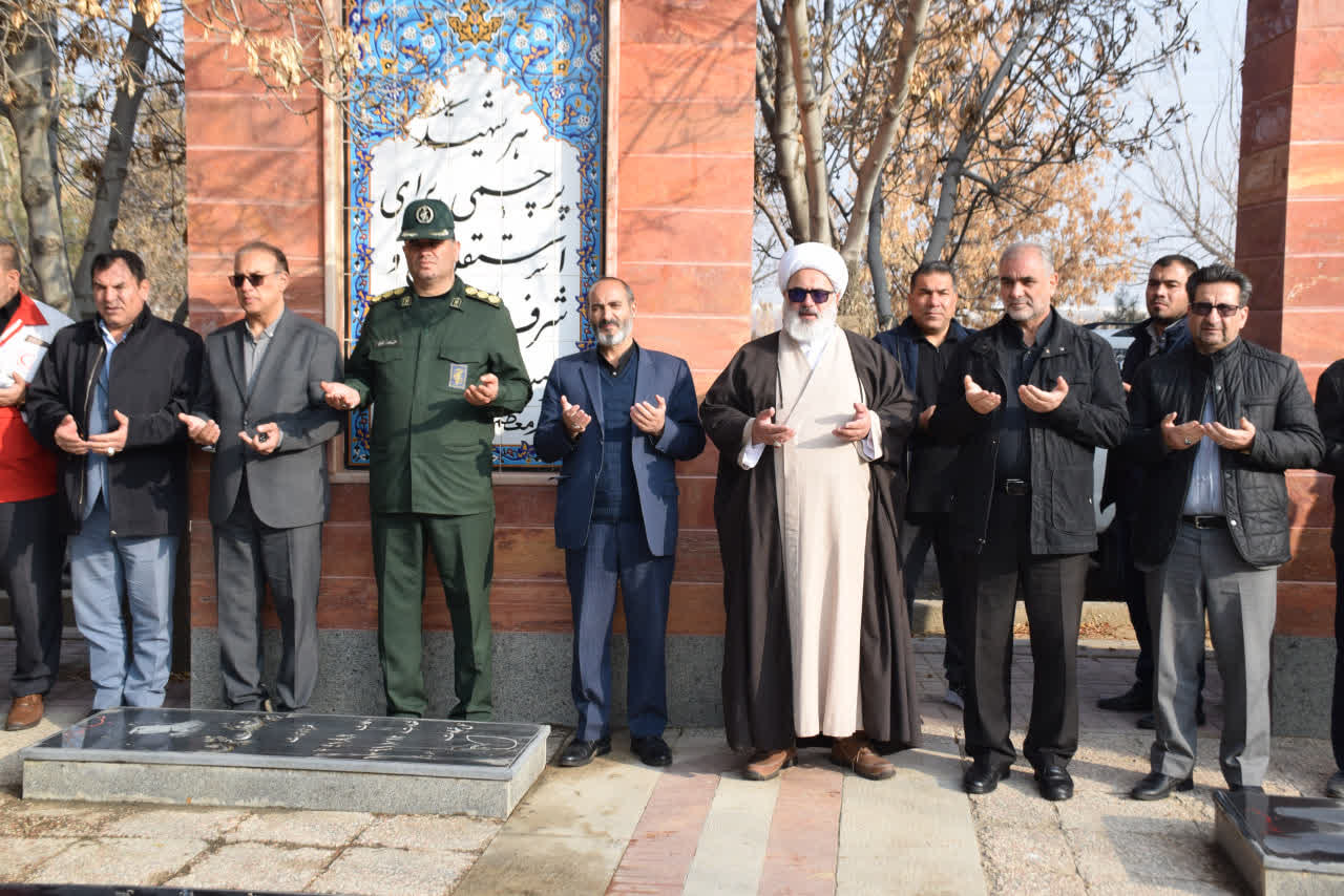 عطرافشانی و گلباران گلزار شهدای میاندوآب به مناسبت گرامیداشت هفته بسیج