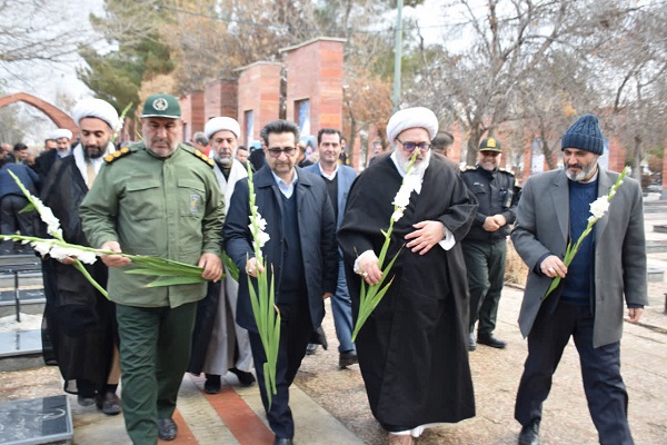 تجدید میثاق مسئولان شهرستان میاندوآب با شهدا در اولین روز از ایام گرامیداشت دهه فجر