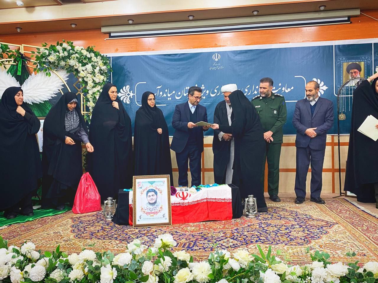 همزمان با هفته زن و ایام گرامیداشت زاد روز حضرت فاطمه(س) یادواره زنان شهیده شهرستان میاندوآب به منظور تجلیل از  مادران و همسران شهدای والامقام در سالن آمفی تئاتر فرمانداری برگزار شد+تصاویر