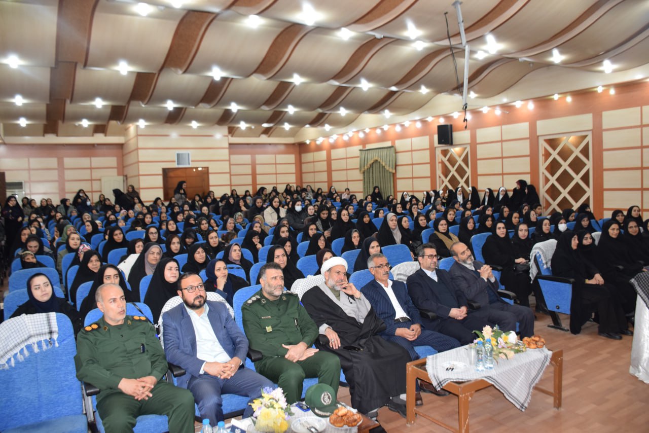 همزمان با هفته زن و ایام گرامیداشت زاد روز حضرت فاطمه(س) یادواره زنان شهیده شهرستان میاندوآب به منظور تجلیل از  مادران و همسران شهدای والامقام در سالن آمفی تئاتر فرمانداری برگزار شد+تصاویر