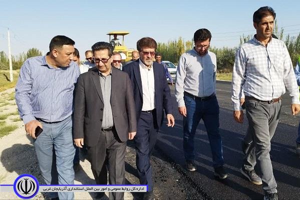 فرماندار ویژه میاندوآب همراه با علی احمدی، نماینده مردم شریف شهرستانهای میاندوآب، باروق و چهاربرج در مجلس شورای اسلامی از روند اجرای پروژه ساماندهی ورودی شهر بکتاش بازدید کرد