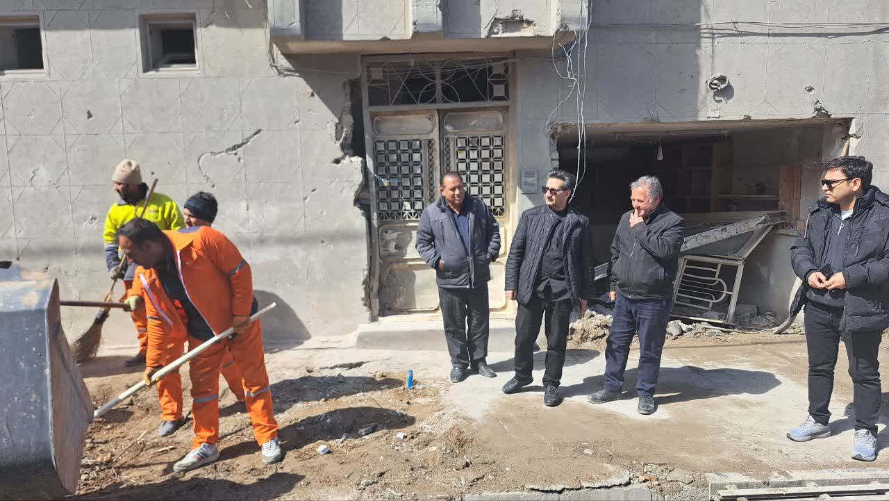 معاون استاندار و فرماندار ویژه میاندوآب به منظور بررسی روند  آواربرداری، با حضور در مناطق حادثه دیده از حمله هوایی آمریکایی-صهیونی،  از منازل تخریب شده تعدادی از شهروندان بازدید کرد