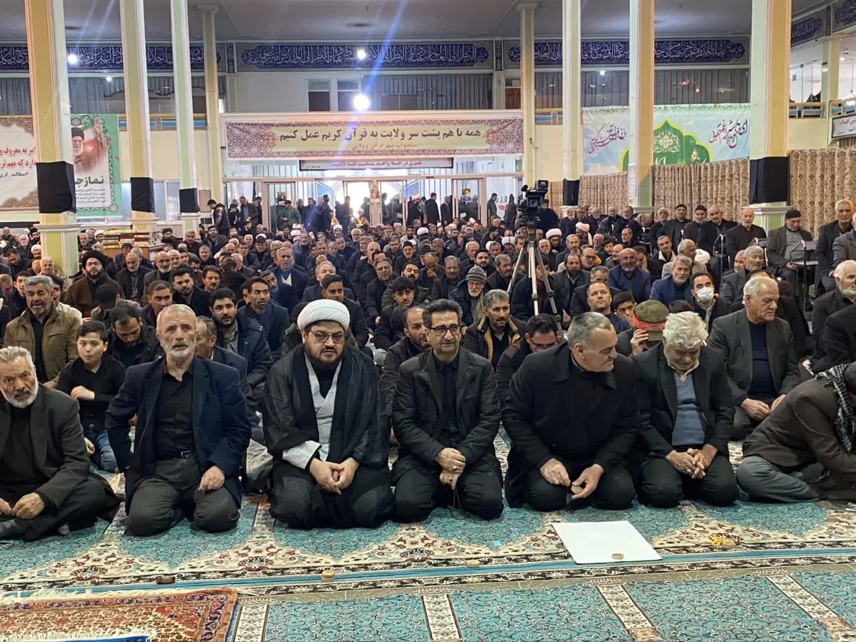 امیر تیموری، معاون استاندار و فرماندار ویژه میاندوآب در آخرین نماز جمعه ماه مبارک رمضان  حضور یافت