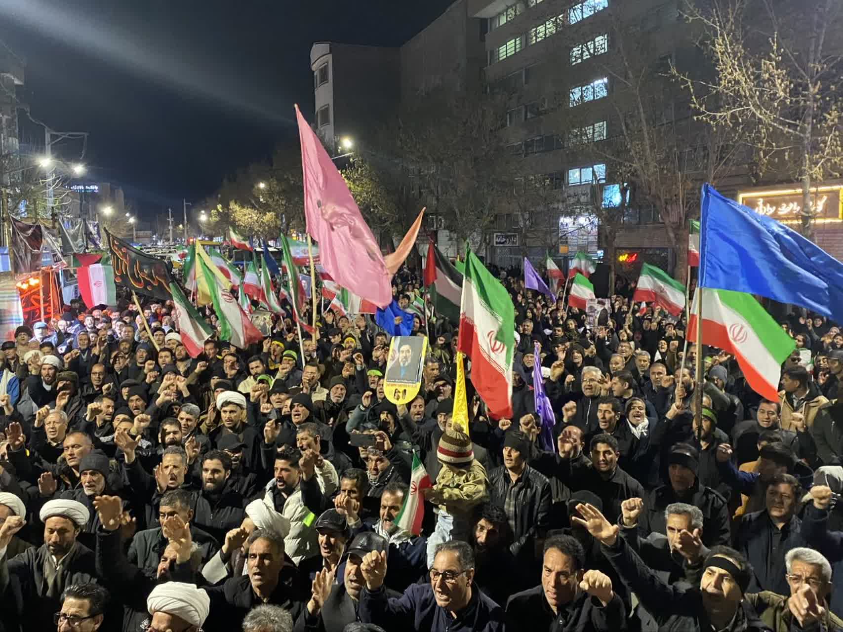 تداوم اجتماعات شبانه و حضور خیابانی مردم شهیدپرور و انقلابی میاندوآب در حمایت از رزمندگان و بیعت با رهبر معظم انقلاب